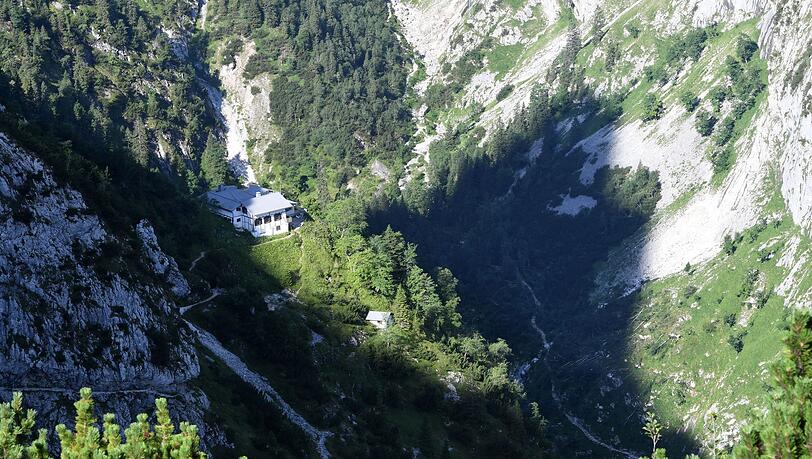 Das Höllental bietet anspruchsvolle Wandertouren, im April kann dort auch noch Schnee liegen. (Archivbild)