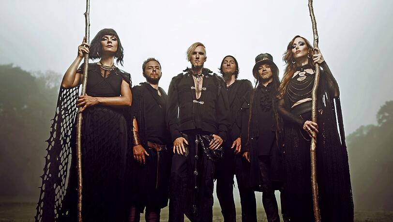 Mit orientalischem Einfluss: Faun (v.li.) Adaya Lancha de Baïracli Levy, Alexander Schulz, Bandgründer Oliver Pade, Stephan Groth, Niel Mitra und Laura Fella.