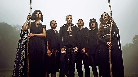 Mit orientalischem Einfluss: Faun (v.li.) Adaya Lancha de Baïracli Levy, Alexander Schulz, Bandgründer Oliver Pade, Stephan Groth, Niel Mitra und Laura Fella.
