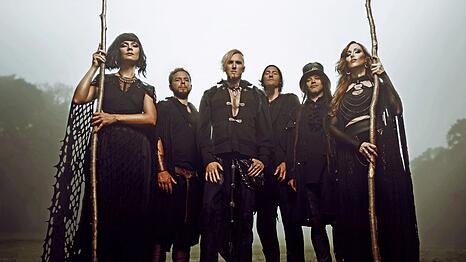 Mit orientalischem Einfluss: Faun (v.li.) Adaya Lancha de Baïracli Levy, Alexander Schulz, Bandgründer Oliver Pade, Stephan Groth, Niel Mitra und Laura Fella.