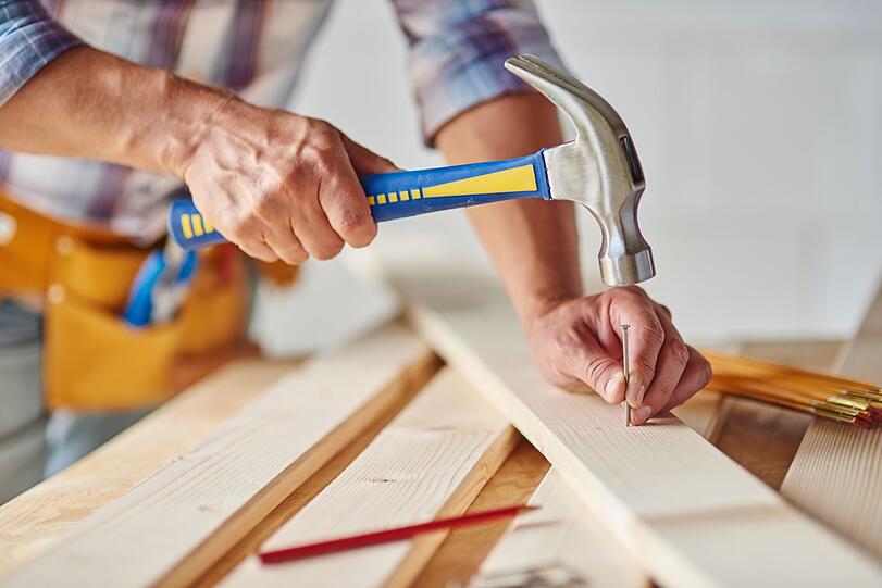 Wenn Sie einen Nagel in Holz einschlagen, kann es vorkommen, dass sich das Holz spaltet - gerade bei größeren Nageldurchmessern ist das ein häufiges Problem. Das können Sie verhindern, indem Sie die Nagelspitze etwas abstumpfen. Man klopft den Nagel hierzu einfach einmal auf eine harte Unterlage. Auch Vorbohren ist eine Option. Wenn Sie einen Nagel in Holz einschlagen, kann es vorkommen, dass sich das Holz spaltet - gerade bei größeren Nageldurchmessern ist das ein häufiges Problem. Das können Sie verhindern, indem Sie die Nagelspitze etwas abstumpfen. Man klopft den Nagel hierzu einfach einmal auf eine harte Unterlage. Auch Vorbohren ist eine Option.