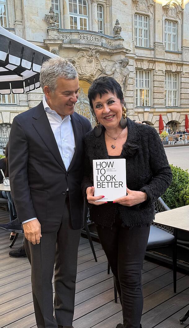 Auch Tiersch&uuml;tzerin und Gerd-K&auml;fer-Witwe Uschi Ackermann (79), hier mit Volker Steinkraus bei seiner Buchpr&auml;sentation im Luxushotel Rosewood Munich, wei&szlig;, wie fr&ouml;hliches &Auml;lterwerden geht. Ihr Tipp f&uuml;r ein langes Leben, dabei zitiert sie Ernest Hemingway: "Beste Gesundheit und ein schlechtes Ged&auml;chtnis!"
