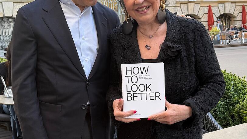 Auch Tierschützerin und Gerd-Käfer-Witwe Uschi Ackermann (79), hier mit Volker Steinkraus bei seiner Buchpräsentation im Luxushotel Rosewood Munich, weiß, wie fröhliches Älterwerden geht. Ihr Tipp für ein langes Leben, dabei zitiert sie Ernest Hemingway: "Beste Gesundheit und ein schlechtes Gedächtnis!" Auch Tierschützerin und Gerd-Käfer-Witwe Uschi Ackermann (79), hier mit Volker Steinkraus bei seiner Buchpräsentation im Luxushotel Rosewood Munich, weiß, wie fröhliches Älterwerden geht. Ihr Tipp für ein langes Leben, dabei zitiert sie Ernest Hemingway: "Beste Gesundheit und ein schlechtes Gedächtnis!"