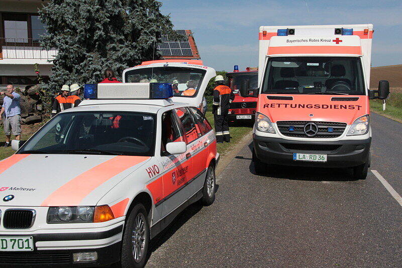 Ein kleiner Hügel als Sprungschanze: Mercedes-Fahrerin fliegt gegen Terrassenfenster.