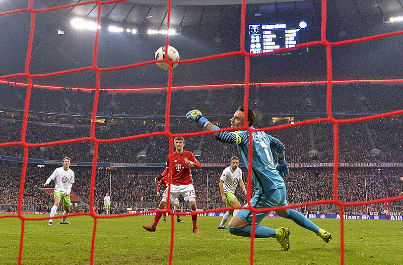 Das Ende nach 999 Minuten Torflaute: Thomas Müller trifft zum 4:0 im Spiel des FC Bayern München gegen den VfL Wolfsburg.