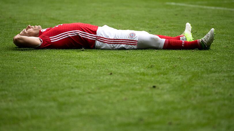 Alles gegeben &ndash; nur einen Punkt gewonnen: Arjen Robben, der beste Bayern-Spieler gegen Abstiegskandidat Mainz, liegt nach dem mühsamen 2:2 enttäuscht am Boden.