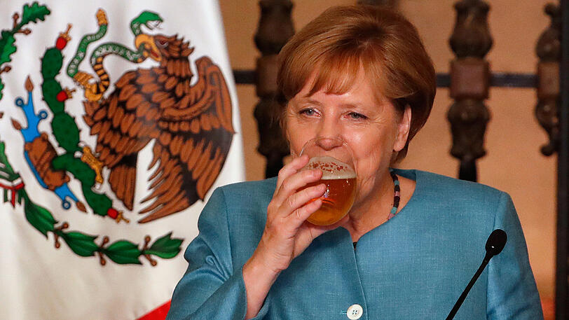 Bundeskanzlerin Angela Merkel genießt beim Abendessen im Palacio National ein Glas Bier, nachdem sie mit Mexikos Präsident Pena Nieto angestoßen hat. Das "Duale" Bier wurde von mexikanischen und deutschen Brauern gemeinsam zum Deutschlandjahr in Mexiko gebraut. Merkel hält sich zur Vorbereitung des G20-Gipfels in Mexiko auf.
