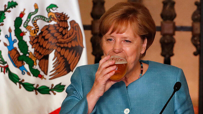 Bundeskanzlerin Angela Merkel genießt beim Abendessen im Palacio National ein Glas Bier, nachdem sie mit Mexikos Präsident Pena Nieto angestoßen hat. Das "Duale" Bier wurde von mexikanischen und deutschen Brauern gemeinsam zum Deutschlandjahr in Mexiko gebraut. Merkel hält sich zur Vorbereitung des G20-Gipfels in Mexiko auf. Bundeskanzlerin Angela Merkel genießt beim Abendessen im Palacio National ein Glas Bier, nachdem sie mit Mexikos Präsident Pena Nieto angestoßen hat. Das "Duale" Bier wurde von mexikanischen und deutschen Brauern gemeinsam zum Deutschlandjahr in Mexiko gebraut. Merkel hält sich zur Vorbereitung des G20-Gipfels in Mexiko auf.