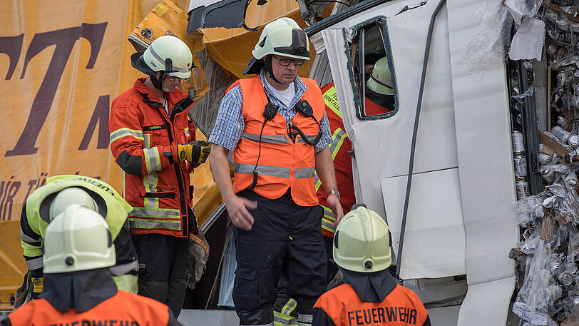 Die A9 ist ein einziges Schlachtfeld: Unzählige Bierdosen liegen nach dem Unfall auf der Fahrbahn verteilt. Beide Lkw-Fahrer kamen mit schwersten Verletzungen ins Krankenhaus.