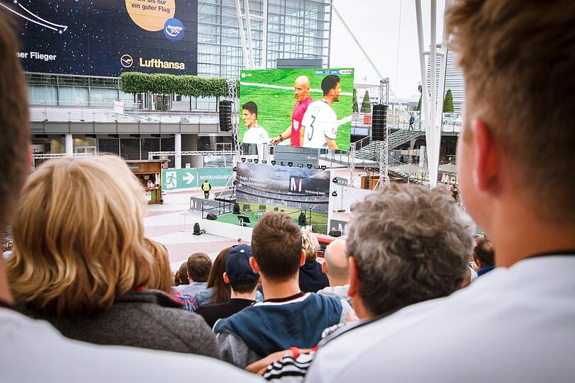 40 Quadratmeter High-End-LED-Leinwand, 2000 Zuschauer, Musik, Essen und Trinken &ndash; und WM-Spannung pur: Sei live dabei beim packendsten Fußballerlebnis Münchens im MAC-Forum am Flughafen.