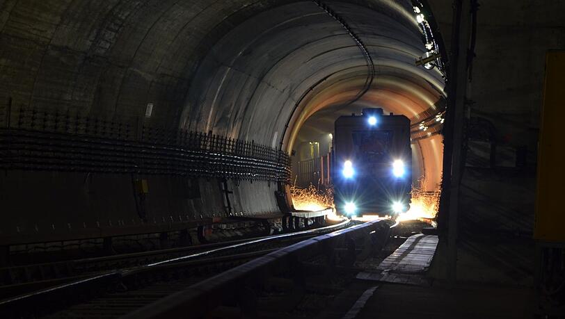 Mit einem Schleifzug werden in der kommenden Woche Gleise auf einem Streckenabschnitt der U-Bahnlinie U2 gepflegt. (Symbolbild) Mit einem Schleifzug werden in der kommenden Woche Gleise auf einem Streckenabschnitt der U-Bahnlinie U2 gepflegt. (Symbolbild)