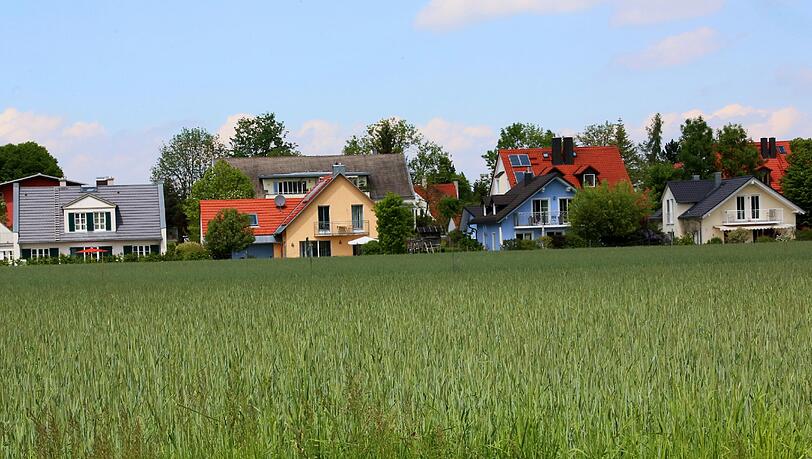 Dörflicher Touch: Die Häuser direkt an einem Getreidefeld.