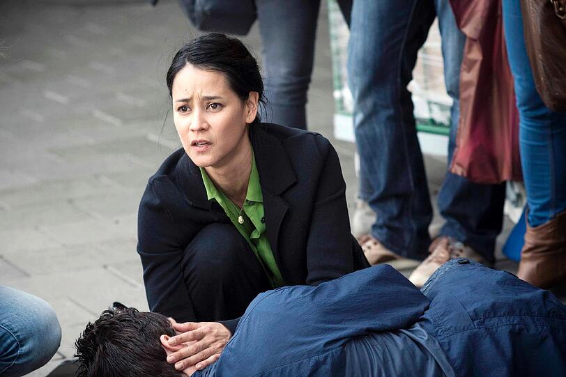 Luka Omoto als Ayumi Schröder muss miterleben, wie Markus Brandl als ihr Mann Ben in einer Szene vom Tatort «Die Wahrheit» in ihren Armen stirbt.