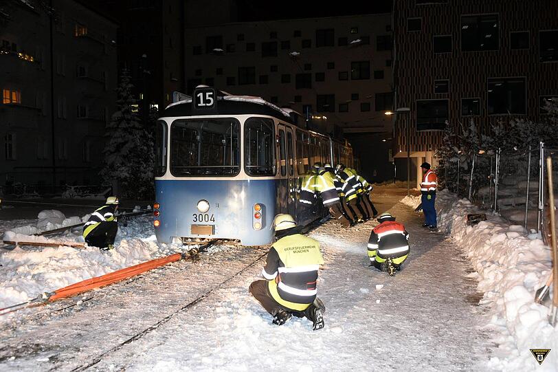 Die Feuerwehr München half Donnerstagnacht einer Trambahn in Not.