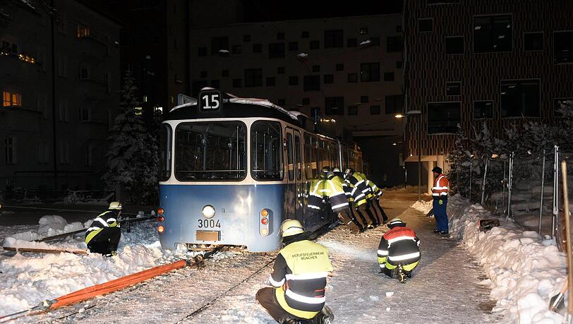 Die Feuerwehr München half Donnerstagnacht einer Trambahn in Not. Die Feuerwehr München half Donnerstagnacht einer Trambahn in Not.