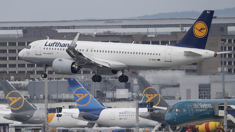 Eine Passagierin erfährt auf dem Rollfeld, dass sie in München positiv auf Corona getestet worden war. Sie muss das Flugzeug verlassen. Die Maschine hebt trotzdem ab.
