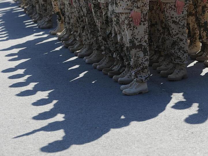 Laut MAD gibt es in der Bundeswehr jährlich etwa 50 Personen, über die "vorhaltbare Erkenntnisse" über fehlende Verfassungstreue existieren.
