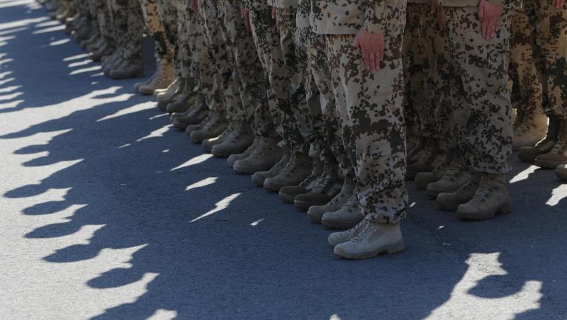 Laut MAD gibt es in der Bundeswehr jährlich etwa 50 Personen, über die "vorhaltbare Erkenntnisse" über fehlende Verfassungstreue existieren. Laut MAD gibt es in der Bundeswehr jährlich etwa 50 Personen, über die "vorhaltbare Erkenntnisse" über fehlende Verfassungstreue existieren.