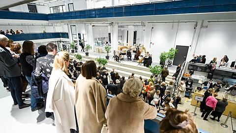 Die Philharmoniker und ihr Publikum beim Nach(t)klang mit bairischer Volksmusik in der Halle E, dem Foyer der Isarphilharmonie.