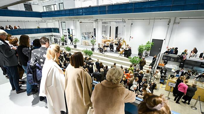 Die Philharmoniker und ihr Publikum beim Nach(t)klang mit bairischer Volksmusik in der Halle E, dem Foyer der Isarphilharmonie.
