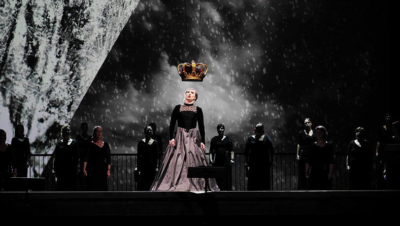 Jennifer O'Loughlin und der Chor des Staatstheaters am Gärtnerplatz in Gaetano Donizettis Oper "Anna Bolena". Jennifer O'Loughlin und der Chor des Staatstheaters am Gärtnerplatz in Gaetano Donizettis Oper "Anna Bolena".