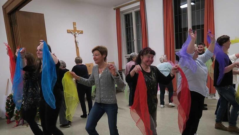 Noch einmal werden im Pfarrsaal von Heilig Geist alle neuen Choreographien durchgetanzt. Noch einmal werden im Pfarrsaal von Heilig Geist alle neuen Choreographien durchgetanzt.