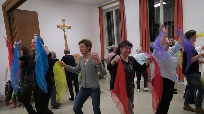 Noch einmal werden im Pfarrsaal von Heilig Geist alle neuen Choreographien durchgetanzt.