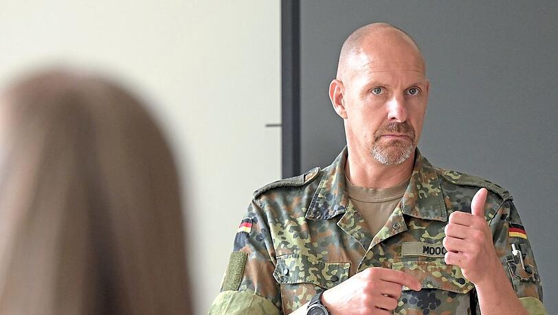 Ein Soldat berichtet einer Schulklasse von seinen Erfahrungen – wird das bald verpflichtend sein?