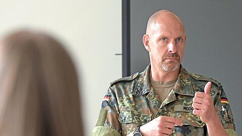 Ein Soldat berichtet einer Schulklasse von seinen Erfahrungen – wird das bald verpflichtend sein?