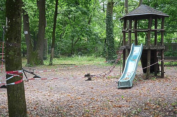 Der Spielplatz neben der Wally, einst vom Männergesangsverein gepflegt, verwahrlost vor sich hin. Marion Zierer hat ihn abgesperrt. Der Spielplatz neben der Wally, einst vom Männergesangsverein gepflegt, verwahrlost vor sich hin. Marion Zierer hat ihn abgesperrt.