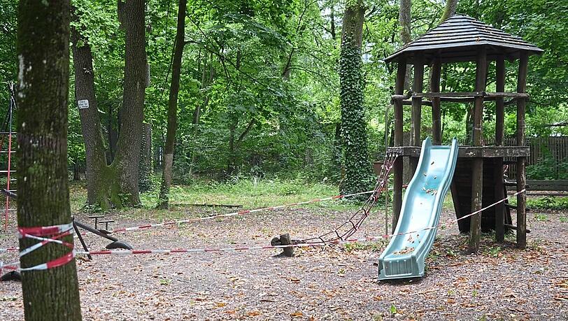 Der Spielplatz neben der Wally, einst vom Männergesangsverein gepflegt, verwahrlost vor sich hin. Marion Zierer hat ihn abgesperrt. Der Spielplatz neben der Wally, einst vom Männergesangsverein gepflegt, verwahrlost vor sich hin. Marion Zierer hat ihn abgesperrt.