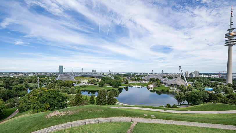 Der Olympiapark heute mit Turm, See und Schwimmhalle. Der Olympiapark heute mit Turm, See und Schwimmhalle.