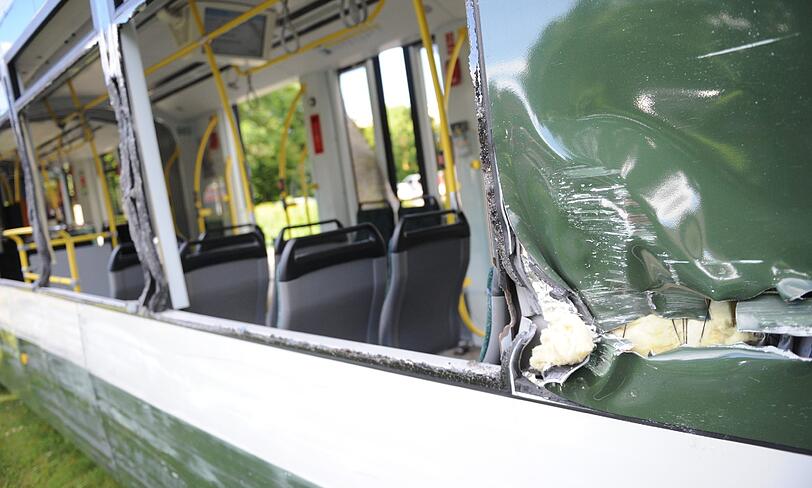 Ein Lastwagenfahrer biegt ab, obwohl die Tram naht - und die kann nicht mehr bremsen. Beim Unfall in Augsburg am Montag werden 48 Menschen verletzt.