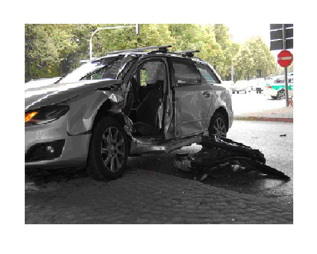 Weil sie beim Linksabbiegen eine rote Ampel übersehen hat, wird der Seat einer Frau von einer Tram der Linie 21 mitgeschliffen; drei Personen werden leicht verletzt.
