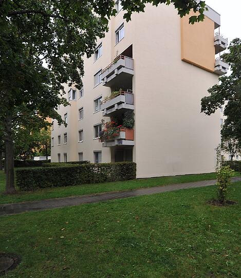 Ein Weg durch die Grünfläche einer Wohnanlage in Ingolstadt, auf der die Leiche gefunden wurde.