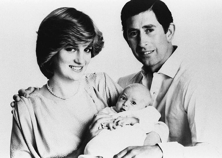 Lange hat das britische Königshaus keinen Nachwuchs mehr gehabt, nun ist es endlich soweit: Kate ist schwanger! Groß war 1982 auch die Freude, als Prinz William geboren wurde.