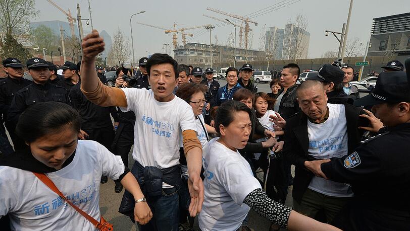 Tumultartige Szenen vor der malaysischen Botschaft in Peking. Die Angehörigen der Opfer von Flug MH370 demonstrieren für eine schnell Aufklärung der Unglücksumstände. Tumultartige Szenen vor der malaysischen Botschaft in Peking. Die Angehörigen der Opfer von Flug MH370 demonstrieren für eine schnell Aufklärung der Unglücksumstände.