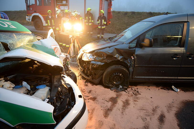 Ein Linienbus und zwei Autos sind am Montag bei Grabenstätt (Kreis Traunstein) zusammengestoßen. Die Bilder von der Unfallstelle.