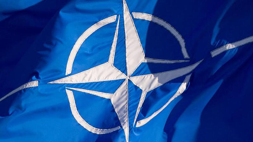 Die Flagge der Nato am Hauptquartier des Verteidigungsbündnisses in Brüssel