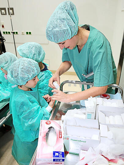 Zum Schluss ein Verband: Im Klinikum Schwabing lernen die Kinder, was auf der Station passiert, wenn sie sich verbrannt haben. In den meisten Fällen ziehen sich Kinder Verbrühungen zu.