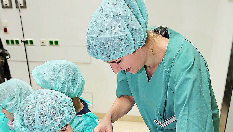 Zum Schluss ein Verband: Im Klinikum Schwabing lernen die Kinder, was auf der Station passiert, wenn sie sich verbrannt haben. In den meisten Fällen ziehen sich Kinder Verbrühungen zu. Zum Schluss ein Verband: Im Klinikum Schwabing lernen die Kinder, was auf der Station passiert, wenn sie sich verbrannt haben. In den meisten Fällen ziehen sich Kinder Verbrühungen zu.