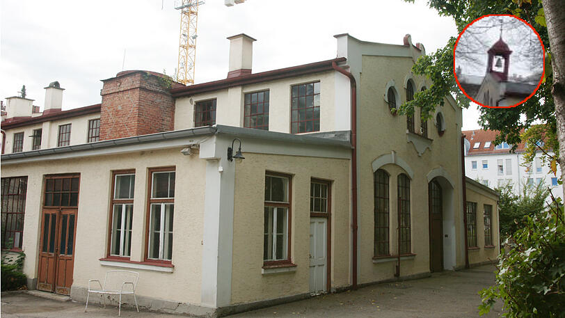 Die einstige Glockengießerei an der Mitterhoferstraße 7 hatte einen hölzernen Turm (kleines Foto), diesen hat der Eigentümer absägen lassen.