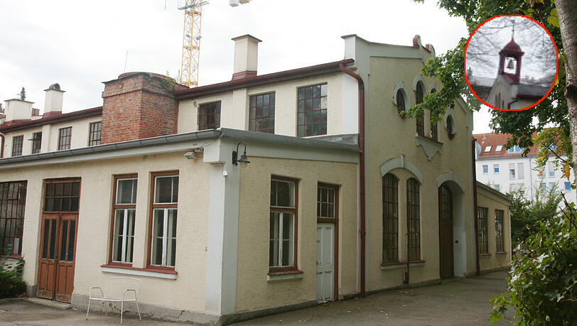 Die einstige Glockengießerei an der Mitterhoferstraße 7 hatte einen hölzernen Turm (kleines Foto), diesen hat der Eigentümer absägen lassen. Die einstige Glockengießerei an der Mitterhoferstraße 7 hatte einen hölzernen Turm (kleines Foto), diesen hat der Eigentümer absägen lassen.