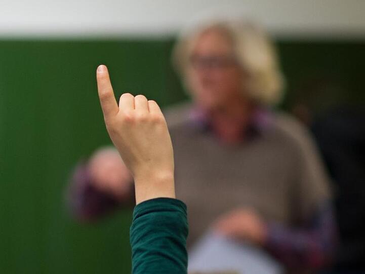 Eine Schülerin meldet sich im Unterricht in einem Gymnasium. Foto: picture alliance/dpa/Archiv