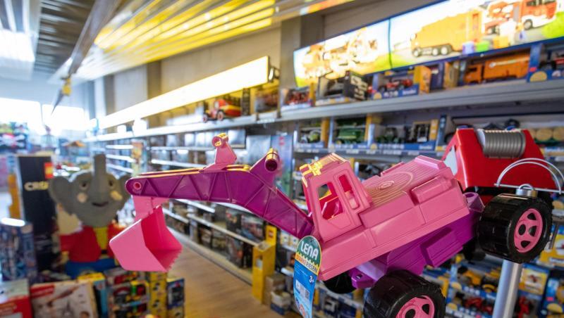 Die Regale in einem Spielwarengeschäft sind gefüllt. Foto: Daniel Karmann/dpa/Archivbild Die Regale in einem Spielwarengeschäft sind gefüllt. Foto: Daniel Karmann/dpa/Archivbild