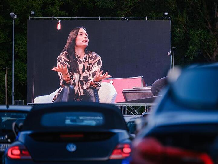 Amira Pocher auf der Bühne im Autokino.