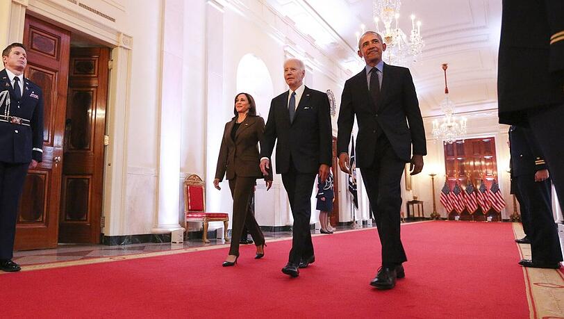 Kamala Harris, Joe Biden und Barack Obama (r.) im Weißen Haus.