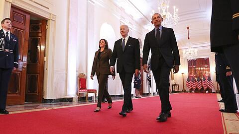 Kamala Harris, Joe Biden und Barack Obama (r.) im Weißen Haus.