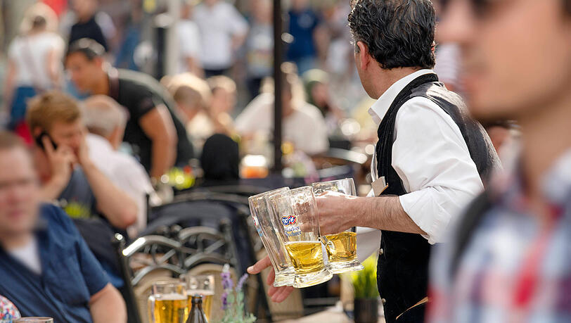 Kellner in der Außengastronomie in München. (Symbolbild)