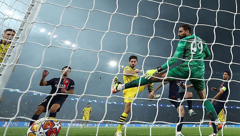 Dortmunds Mats Hummels (M) erzielt das Tor zum 0:1 gegen Torhüter Gianluigi Donnarumma (r) von PSG.